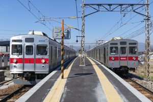 무라야마역에서 교행하는 8500계. 선두차 개조차와 오리지널 차는 전면 형상에 차이가 있다. (2019년 12월 10일)