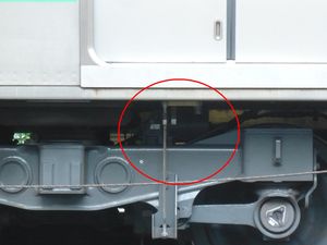 TR246M형 대차에 붙는 주차 제동용 실린더(빨간색)