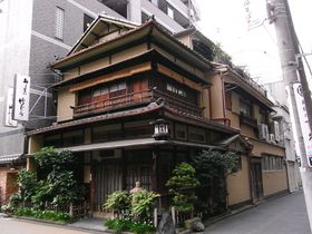 맹사 관동 지부가 위치한 찻집 "타치바나"로 촬영에 사용된 찻집 "타케무라"(도쿄도 선정 역사적 건조물)