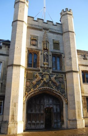 케임브리지 대학교 크라이스트 칼리지 입구. 마가렛 보퍼트의 문장을 머리 위에 둠. 그녀의 자손은 현재의 보퍼트 공작가문으로 이어진다.