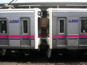 왼쪽이 비드 프레스 마감, 오른쪽이 골판지 마감(2007년 7월 메이다이마에역)