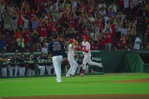 사요나라 홈런을 날리고 다이아몬드를 일주하는 스즈키 세이야 (2016년 6월 17일 마쓰다 스타디움에서)