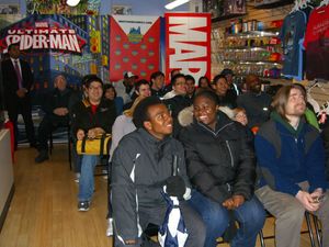 오른쪽에서는 관객들이 에피소드를 시청하고 있다.