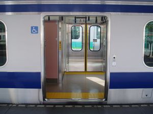 화장실 옆의 승객용 출입문(좌우 비대칭)