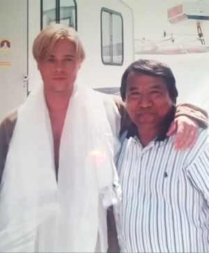 1997년, 아르헨티나에서 영화 7년의 티베트 촬영 중 로상 톤덴과 함께한 브래드 피트