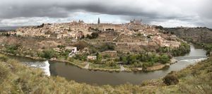 타호 강이 도시 주변을 흐르는 모습