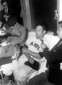 현역 은퇴를 표명하는 가와카미(1958년 10월 30일)