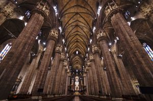 밀라노 대성당 중앙 통로 끝에서 보이는 빛나는 태양