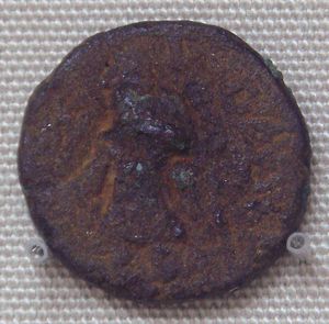 타림 분지의 호탄에서 발견된 카니슈카 대제의 청동 동전.