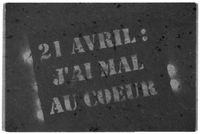 파리 거리의 낙서. "4월 21일: 마음이 아프다"