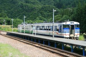 단절 후 코이데역 - 다다미역 간에 사용된 신즈 운수구의 차량(2012년 9월)