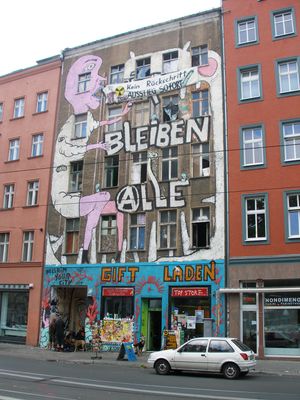 베를린 미테의 옛 모습. 도시 중심부의 폐가를 예술가와 운동가들이 불법 점거했던 시절의 모습이다.