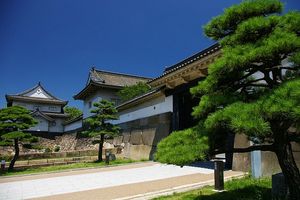 앞에서부터 오테몬, 오테몬 북쪽 토담, 다문루, 센칸루