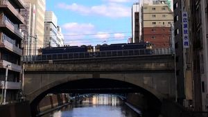 우에노 도쿄 라인을 시험 운행하는 EF65 중련(2015년 2월 21일, 아키하바라 만세바시에서 촬영)