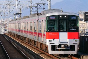 산요 5000계 5702F에 의한 직통특급(적)(고자에노 역)