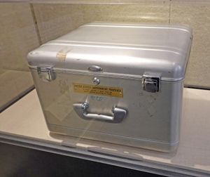 아폴로 17호 임무 중 달 암석 운반용 케이스, 2019년 플로리다 역사 수도 박물관, 탤러해시, 플로리다 전시