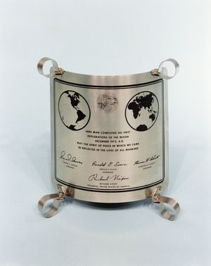 달 표면에 남겨진 17호의 명판.