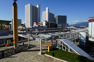 동쪽 출구의 보행자 데크