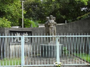 카미시이바 댐의 건설 공사에 따른 순직자를 위로하기 위해 건립된 불교·기독교·수신의 3여신상.