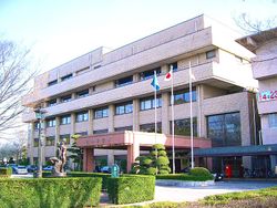 오프닝 마지막에 등장하는 "나가레야마 시청"의 모델인 나가레야마 시청