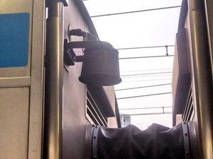 게이힌 도호쿠선·네기시선의 우라 78편성에 탑재되고 있는 차량 외부 스피커(2008년 3월 2일 히가시카나가와역)