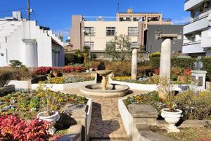 고이즈미 야쿠모 기념 공원의 정원. 오른쪽 끝에 흉상(신주쿠구 오오쿠보)