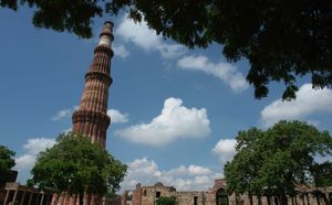 쿠투브 미나르. 노예 왕조의 아이바크에 의해 13세기 초에 델리에 세워진 인도 최고의 미나렛으로, 후세에 일부가 파손되었지만 현재도 세계에서 가장 높은 72.5m의 높이를 자랑하고 있다.