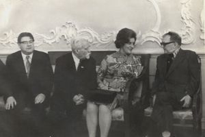 1974년 당시(가장 오른쪽 인물)