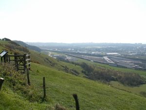 영국 포크스톤 쪽 출구 원경(사진 중앙에서 약간 왼쪽이 출구)