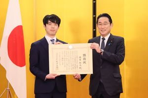 내각총리대신 현창의 현창장을 받는 후지이 소타(2023년 11월). 오른쪽은 내각총리대신 기시다 후미오.