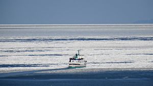 유빙과 아바시리 유빙 관광 쇄빙선 「오로라 2」(2016년 3월)