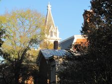 벤슨 과학 홀. 최초의 건물 중 하나이며 현재 영문학과 역사학과 건물로 사용되고 있다.