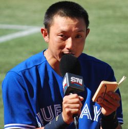 메모장을 보며 영어로 인터뷰하는 가와사키