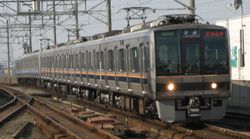 띠색 변경 과도기의 207계 2000번대 (2005년 12월 10일 스미노에역)